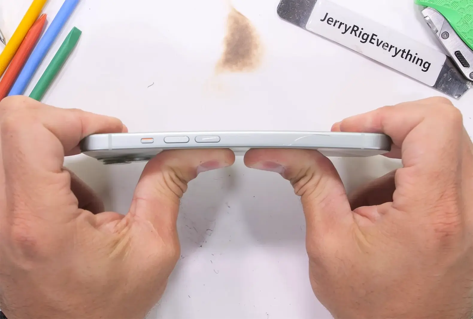 Испытание на изгиб смартфона Apple iPhone 15