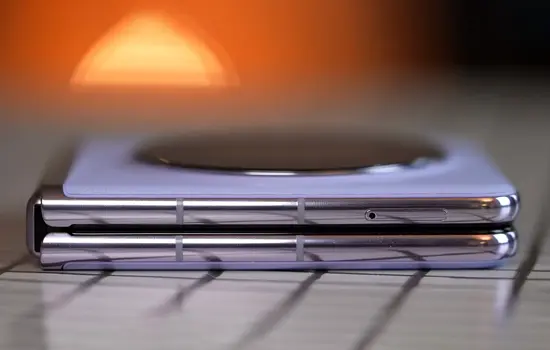 Левая боковая грань сложенного смартфона Tecno Phantom V Flip