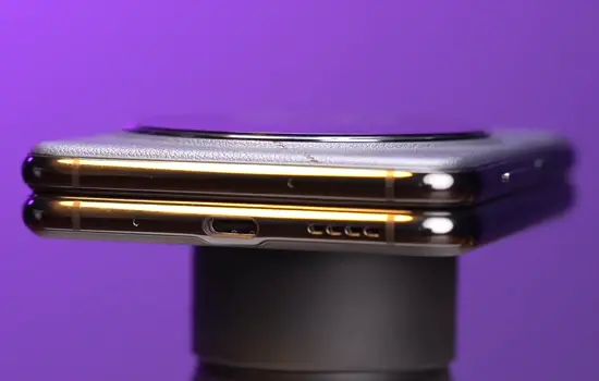 Нижняя и верхняя боковые грани сложенного смартфона Tecno Phantom V Flip
