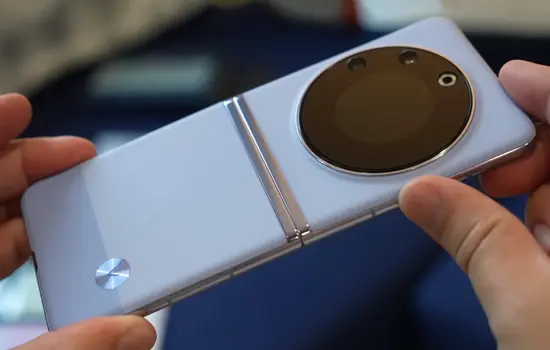 Тыльная сторона раскрытого смартфона Tecno Phantom V Flip